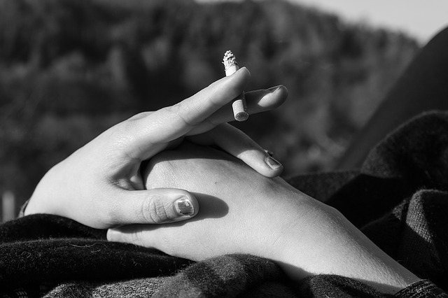 cigareta v ruce