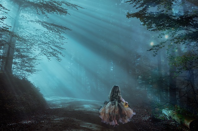 holčička v nočním lese