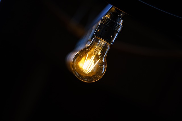 rozsvícená LED žárovka