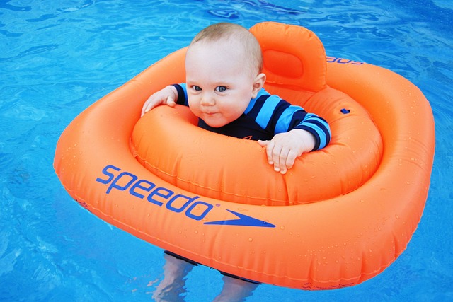 dítě v bazénu v kruhu 